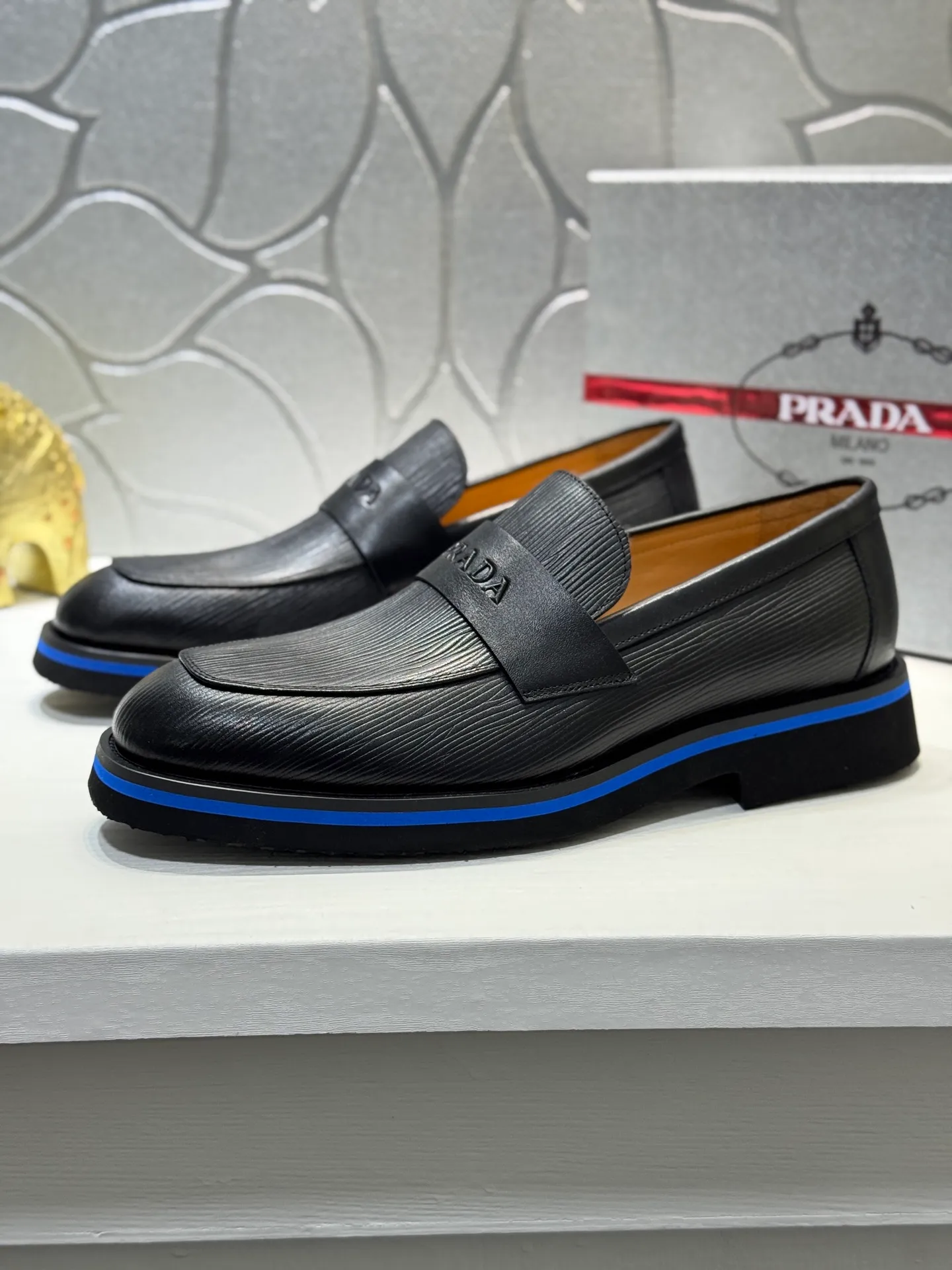 Men's shoes 💰520 💰PRADA*——◾ Prada~Thick-soled men's shoes, original single-level perfect boutique, brogue style men's formal casual leather shoes, luxurious materials, imported cowhide, with water-dyed cowhide lining, 4.5cm increased PU foam lightweight outsole, perfectly restore the original classic, purchase the original 1:1 accurate replica, welcome all comparisons 🆚, the design is full of modernity, versatile and fashionable urban men! Size: 39-44 (38.45.46.47. Customized)
